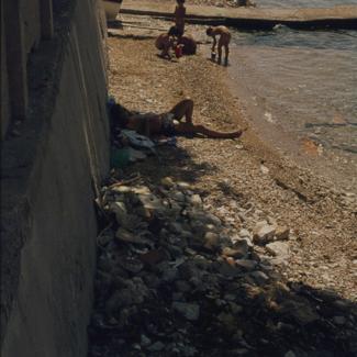 Kupači ispred žute kuće; JNA 12, pored smeća