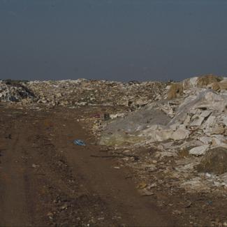 Gradski deponij; nakupine smeća uz pomoćne puteve