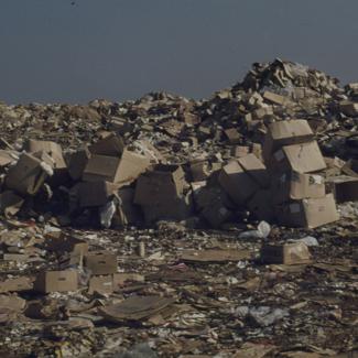 Gradski deponij - hrpe smeća a u I. planu kartonske kutije