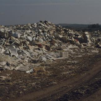 Gradski deponij pored puta i zelene površine