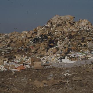 Nakupine smeća; desno formira brijeg; gradsk. deponij; galebovi