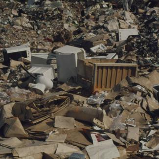 Gradski depon.; u središtu lim, wc školjke