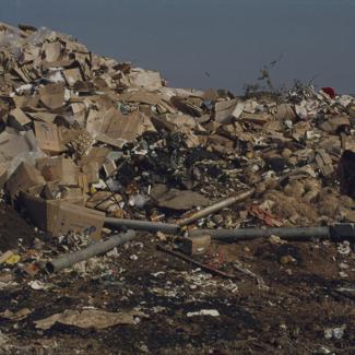 Grad. dep.; hrpa visoka lijevo ispred limeni otpad - cijevi