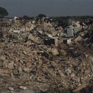 Gradski dep.; smeće ispred bora