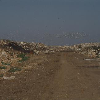 Naslage smeća s obližnje strane puta u gradskom deponiju