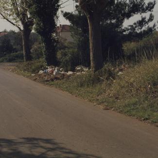 Hrpe smeća s lijeve strane uz put od Nina prema Boriku