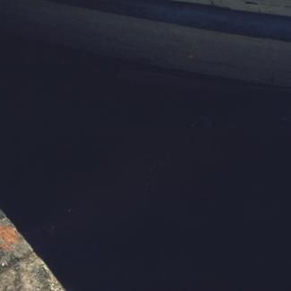 Pored ispusnog kanala ispred strane tvornice ribe 