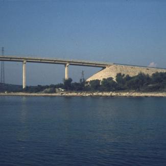 Makija pored mosta na otoku Ugljanu i Pašmanu