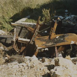 Automobil na otpadu uz put ispred tvornice 