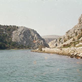 Kanjon Zrmanje ispod Jankovića buka krave se odmaraju uz desnu obalu