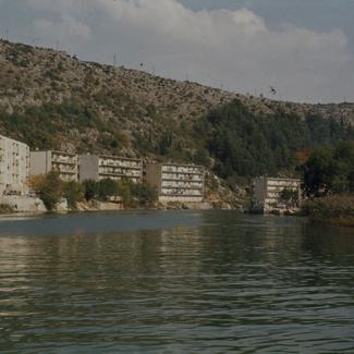 Stambeni blokovi uz rijeku