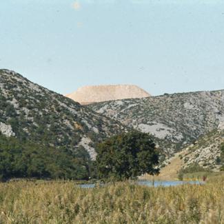 Od Obrovca nizvodno; nasip pored kopa - izmjena pejzaža
