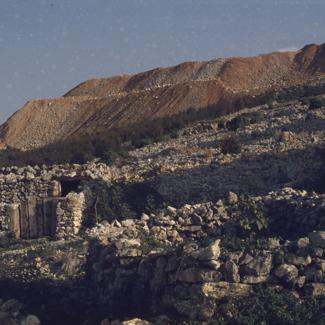 Površinski kop iznad naselja