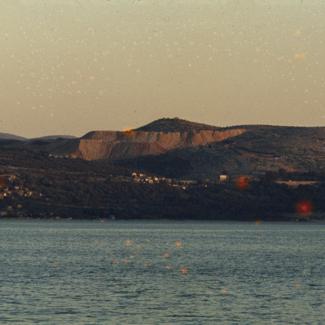 Rovanjska gledano od ceste prema rijeci; površinski kop