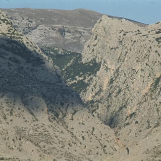 Kroz proboj Velike Paklenice pogled s mora kroz teleobjektiv