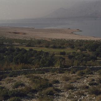 Južno od Rovanjske - jama nakon površinskog kopa pored mora