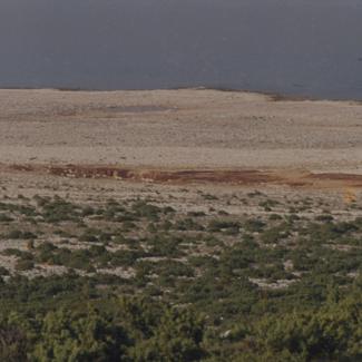 Jama površinskog kopa na prijelazu makoje i krša