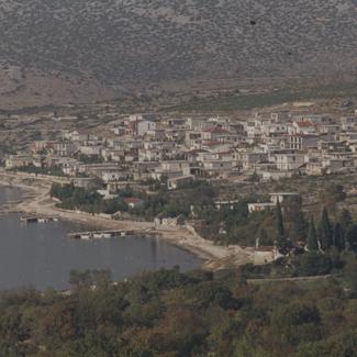 U jugo.-ist. dijelu stara arhitektura uklopljena u ambijent  dok u sjev.-zap. dijelu uplitanje čovjeka u prirodni ambijent -  betonske kuće pod betonskim plažama