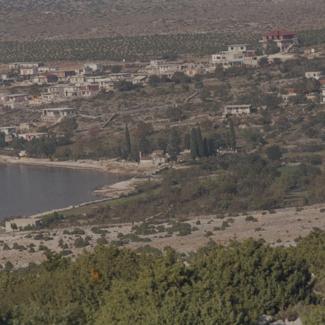 Južna polovina u staroj arhitekturi nenametljivo uklopljena u prirodni ambijent dok na sj.-zap. Vikendice su sklop betona