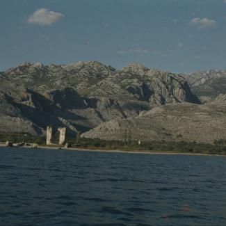 Ostaci kule pred ulazom u Veliku Paklenicu