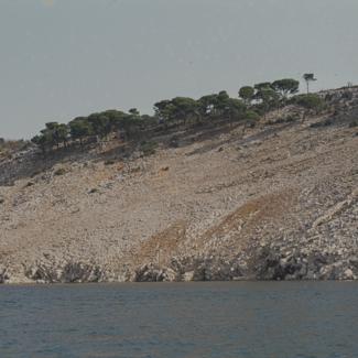 U Masliničkom Ždrilu iza mosta desna obala