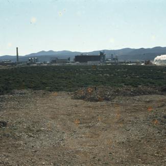 Od bazena pogled na tvornicu Glinice