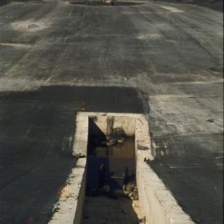 Dnevni bazen u prvom planu dovodni kanal