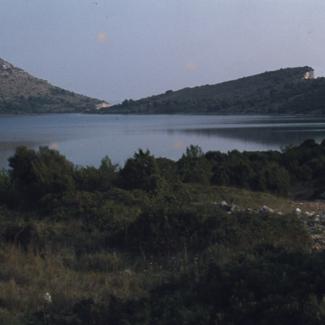 Jezero Mir - pogled na jezero od puta iznad uvale Mir