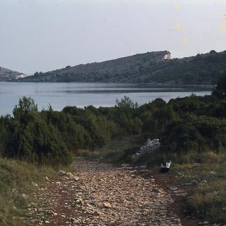 Sa staze od uvale Mir pogled na jezero Mir
