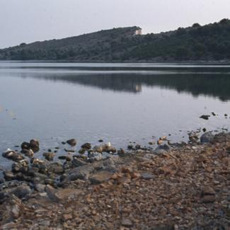Pored jezera Mir pogled na unustrašnju stranu klifova