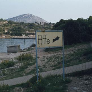 Ispred restorana u uvali Mir