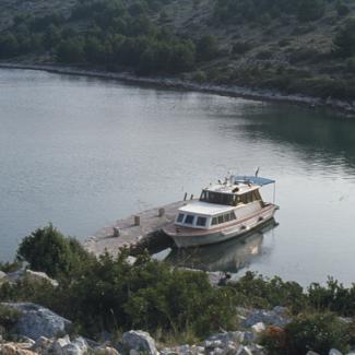 Uvala Pasjak; općinski brod Borac u lučici