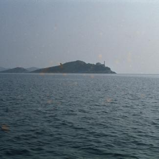 Svetionik Tajer na Sestricama; pogled od ispod klifova Dugog otoka