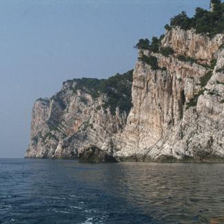 Klifovi u  podnožju hrid