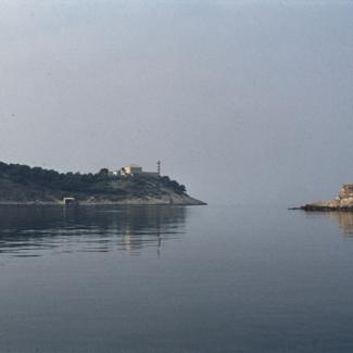 Prolaz između krajnjeg južnog dijela Dugog otoka i Sestrice; svetionik Tajer