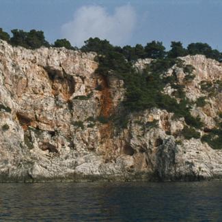 Klifovi; vanjsa strana južnog dijela otoka