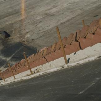 Kolektor cik-cak; na dnu taložnice željezna cijev oblika ˽ koja će priječiti oticanju krutih otpadaka kroz otvore kolektora