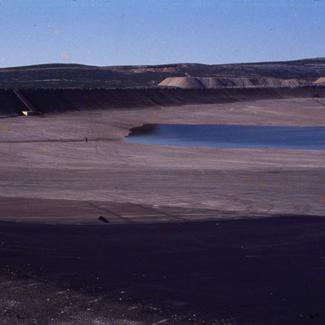 Zapadna taložnica za jaku lužinu pogled prema južnom dijelu bazena i u pozadini nasip ostaci površinskih kopova