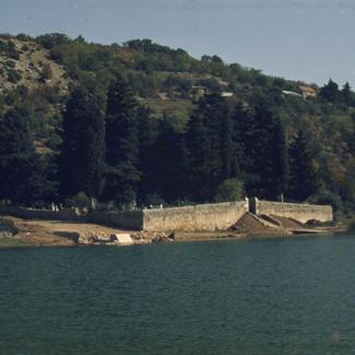 Obrovačko groblje ispod ceste prema Zadru, nizvodno od mjesta
