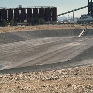 Dnevni bazen i u pozadini tvornička postrojenja