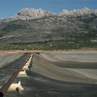 Pregradni zid istočne i zapadne velike taložnice; odvodna cijev istočnim rubom, prema Velebitu
