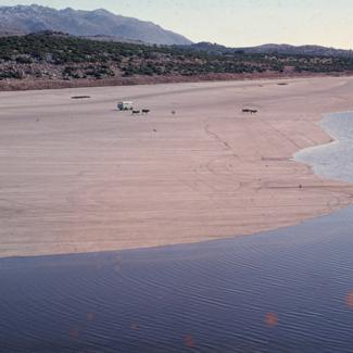 Istočna velika taložnica - bazen; u bazenu kombi Zavoda za zaštitu spomenika u Zadru i krave koje u prolazu idu na pojilište nataložene kišnice; tvornica još nije u pogonu