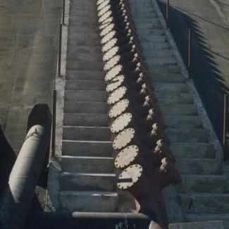 Cik-cak kolektor u ist. bazenu gledan iz bazena