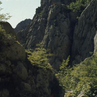 Kroz proboj V. Paklenice; uspon blizu ulaza