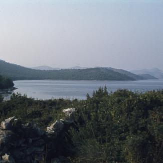 Ulaz u Telašćicu pogled sa uzvisine prema prema Jezeru Mir iz uvale Mir