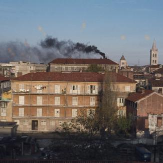 Dim iznad zgrade suda gledano iz Naučne biblioteke