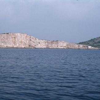 Klifovi s vanjske strane jezera Mir u Telašćici