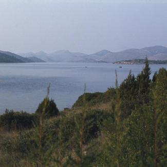 Iz uvale Mir (na putu do jezera) pogled na zaljev Telašćice