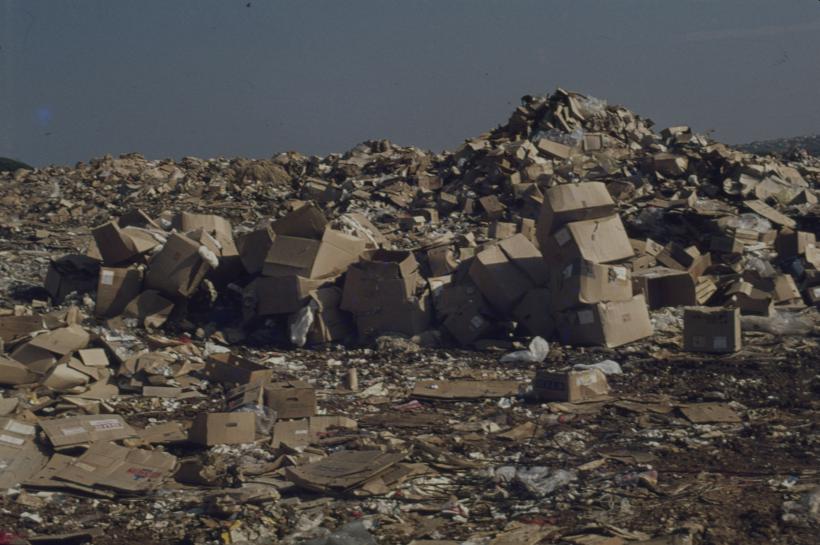 Gradski deponij - hrpe smeća a u I. planu kartonske kutije