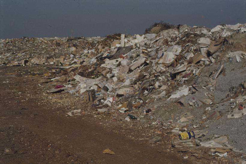Uzdzž nakupine smeća; grad. dep.